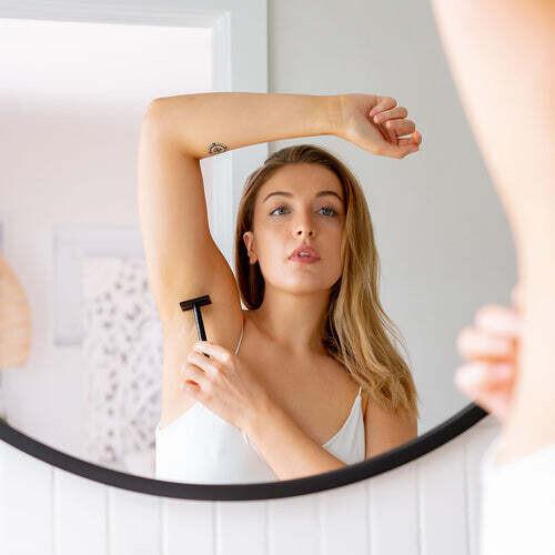 Woman shaving armpit with Henson AL13 razor – Calgary sustainable razor for underarm care