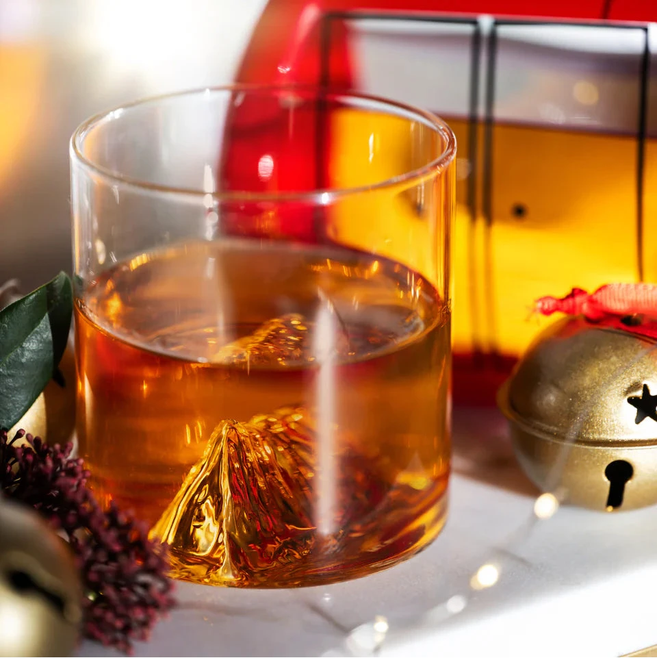 Mt. Rundle whisky glass with amber drink and sculpted mountain base, styled for holiday gifting in Calgary
